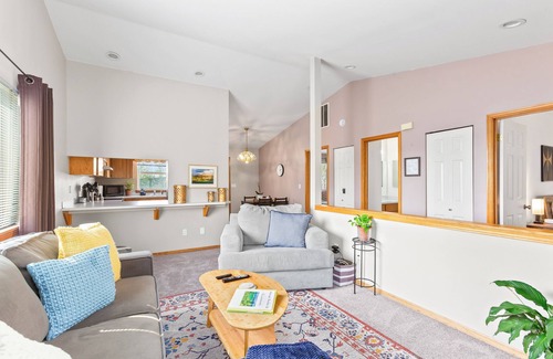 Pullman House | Bright, Single-level 2BR/2BA Townhome with Open Living Spaces and Relaxing Patio