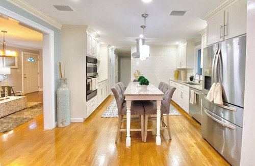 Marlborough House | BRIGHT & SPACIOUS 5-bedroom house in peaceful Marlborough with AC, WiFi