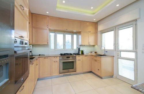 Rehavia Apartment | Bright, Spacious, & Homey Central Rechavia Residence