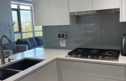 Coquitlam Condo | Bright spacious modern condo home away from home