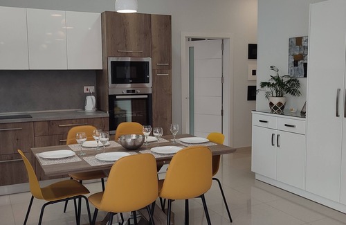 Victoria Apartment | Bright Stylish Apartment in Victoria