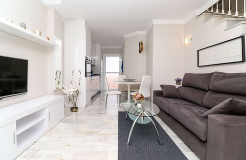 Urbanizacion Hacienda las Chapas House | Bright townhouse -great onsite facilities