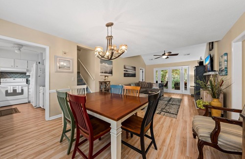 Tarpon Pond House | Bright, Updated Cottage! Bike to Beaches! Sleeps 8! Amenity Cards!