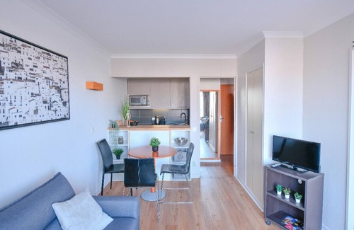 Combat Apartment | Bright with balcony at Buttes Chaumont