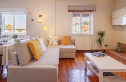 Basurto-Zorroza Apartment | Bright with views of the Bilbao estuary