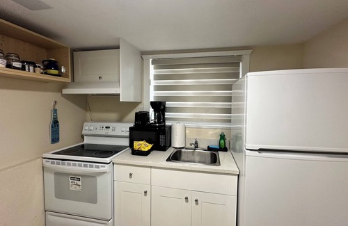 Delta House | Bright1 BR suite w/free parking & wifi & Netflix & all basic amenities