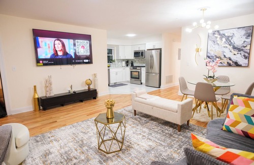 Newark Apartment | BrightOAK 3-bedroom apartment in Newark Close to NY