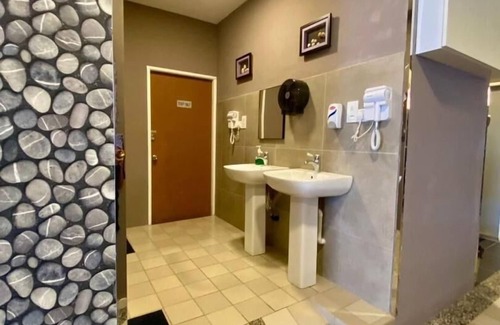 Taman Selera Hostel | BRIGHTON INN & CAMPING RESORT