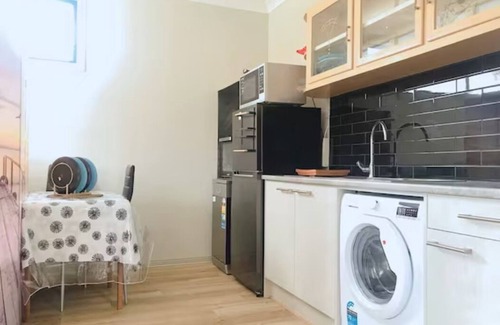 Brighton Apartment | BRIGHTON UPSTAIRS APARTMENT, Beach 10 Minute walk,Convenient, Perfect Location