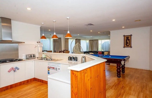Craigieburn House | Brightside -wifi/Nflix/Theatre room/Near Airport