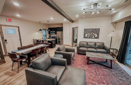 Hollister Cabin | Brim & Buckle Inn a cozy retreat