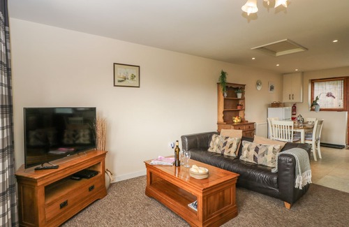 Hook Cottage | BRINDLE COTTAGE, pet friendly in Royal Wootton Bassett