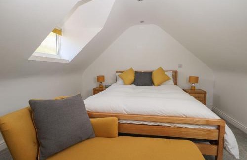 Shalford House | Broadford Barn - Barn conversion in picturesque village