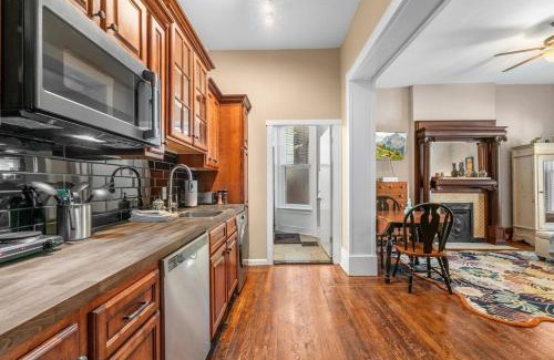 Highlands Apartment | Broadway Basecamp!