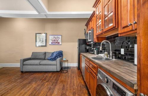 Highlands Apartment | Broadway Basecamp!