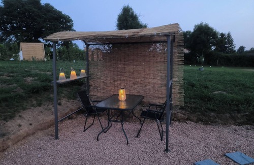 Lapalisse House | Brocante-style lodge tent with private Jacuzzi