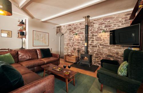 Llanybri House | Brofallen- Spacious pet friendly bungalow with amazing coastal views