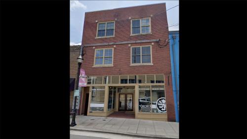 Downtown Springfield Apartment | Broken Clock