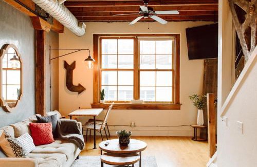 Downtown Springfield Apartment | Broken Clock