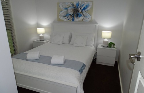 Greta Main Cabin | Bronte Lodge - Wine Country Stay Hunter Valley, Games Room, close to town.