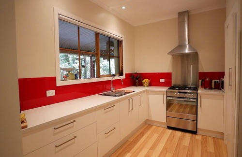 Mount Dandenong Cabin | Brook Cottage: Private rainforest with river