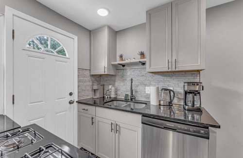 Brooklyn Apartment | Brooklyn Townhome|Updated Kitchen|Spacious Living Room|Sleeps 4
