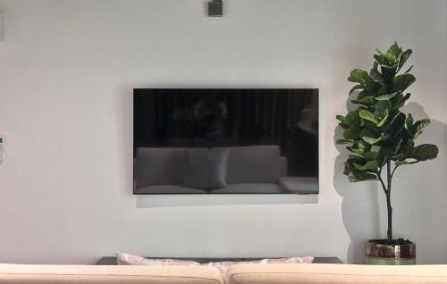 Khlong Tan Nuea Apartment | Brown Brick Thonglor - Red Burgundy Room