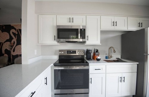 Pine Castle House | Buchanon Bungalows Flamingo Suite