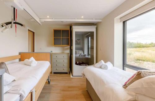 Moreton Valence House | Buck Cottage disabled adapted 3 bed hot tub pets