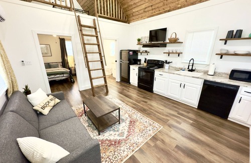 Albertville Cabin | Buck Tiny Luxury Cabin on Lake with Arcade