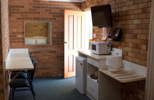 Warwick Hotel | Buckaroo Motor Inn