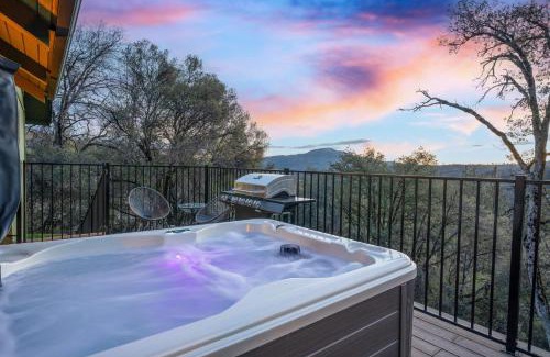 Yosemite Forks House | Buckeye Bungalow w hot tub/firepit/views Pet Friendly