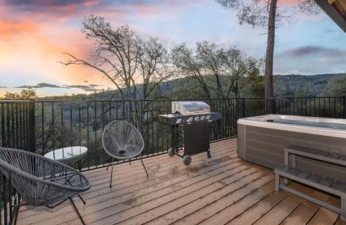 Yosemite Forks House | Buckeye Bungalow w hot tub/firepit/views Pet Friendly