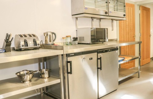 Farley Cottage | BUCKHOLT STABLES, pet friendly, with hot tub in West Tytherley