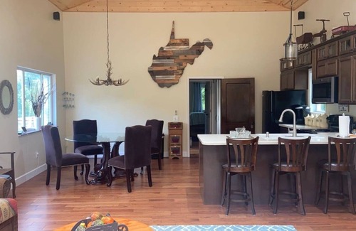 Keslers Cross Lanes House | Buckingham cabin #1@the lake minutes from New River Gorge National Park/hot tub