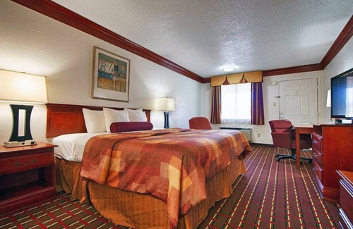 Decatur Hotel | Budget-friendly Room with Free Continental Breakfast | Near Decatur Square