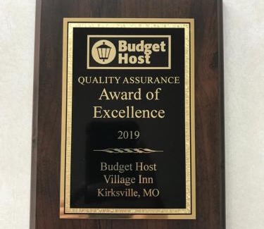Kirksville Hotel | Budget Host Village Inn