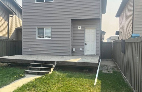 Grande Prairie Apartment | Budget Stay | WIFI | Kitchen Essentials | Parking