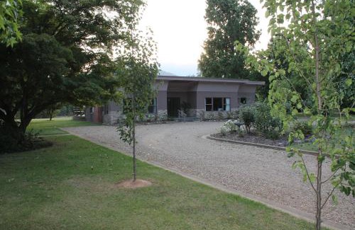 Porepunkah Hotel | Buffalo Motel and Country Retreat