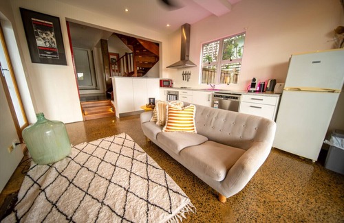 Bulimba Apartment | Bulimba Guest House close to transport and Oxford st