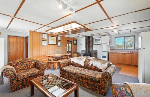 Miena Apartment | Bull’s Tavern Cabin – Cozy Lakeside Escape in Miena, Tasmania