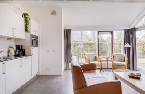 Zwiggelte House | Bullfinch I Home with Eccentric Garden