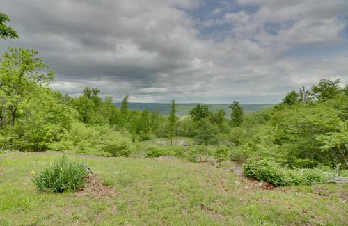 Mountain View House | Bullfrog Bluff Mountain View Cabin with Deck!