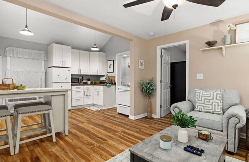 Peoria Heights House | Bumble Bee Cottage - Quiet comfort for 2