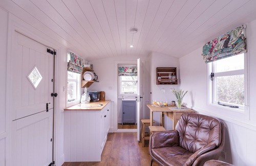 Whepstead Cottage | BUMBLE'S RETREAT, pet friendly, with a garden in Bury St Edmunds