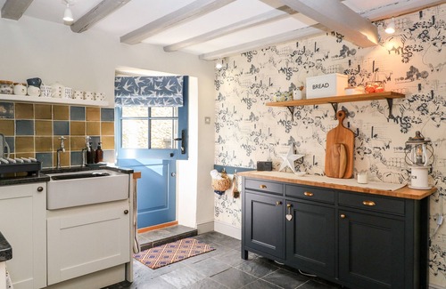 South Creake Cottage | BUMBLEBEE COTTAGE, family friendly, with open fire in Burnham Market