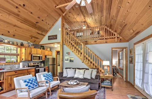 Murphy Cottage | 'Bumblebee Cottage' Murphy Retreat w/Hot Tub
