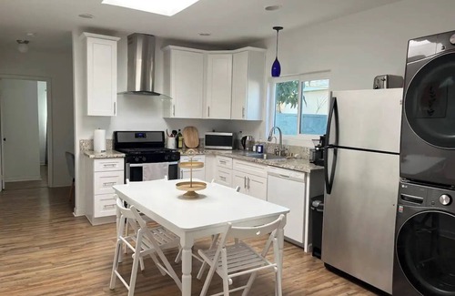 Lawndale House | Bungalow 2bed/2bath in Lawndale