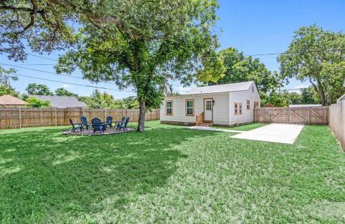 McGregor House | Bungalow Bliss - Large Backyard & Fire Pit