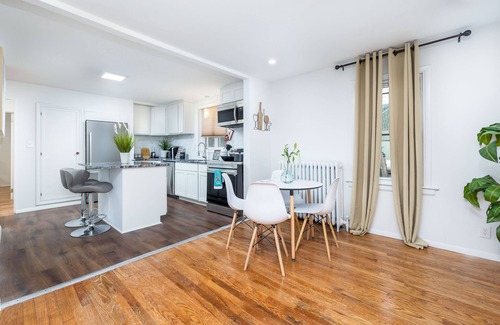 Windsor House | Bungalow House - Free Parking - 10 mins to Hartford & Airport